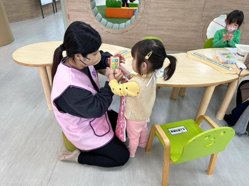桃園市9月再增加4處婦幼館舍及7處家庭服務中心作為定點臨時托育服務據點。（桃市府提供）