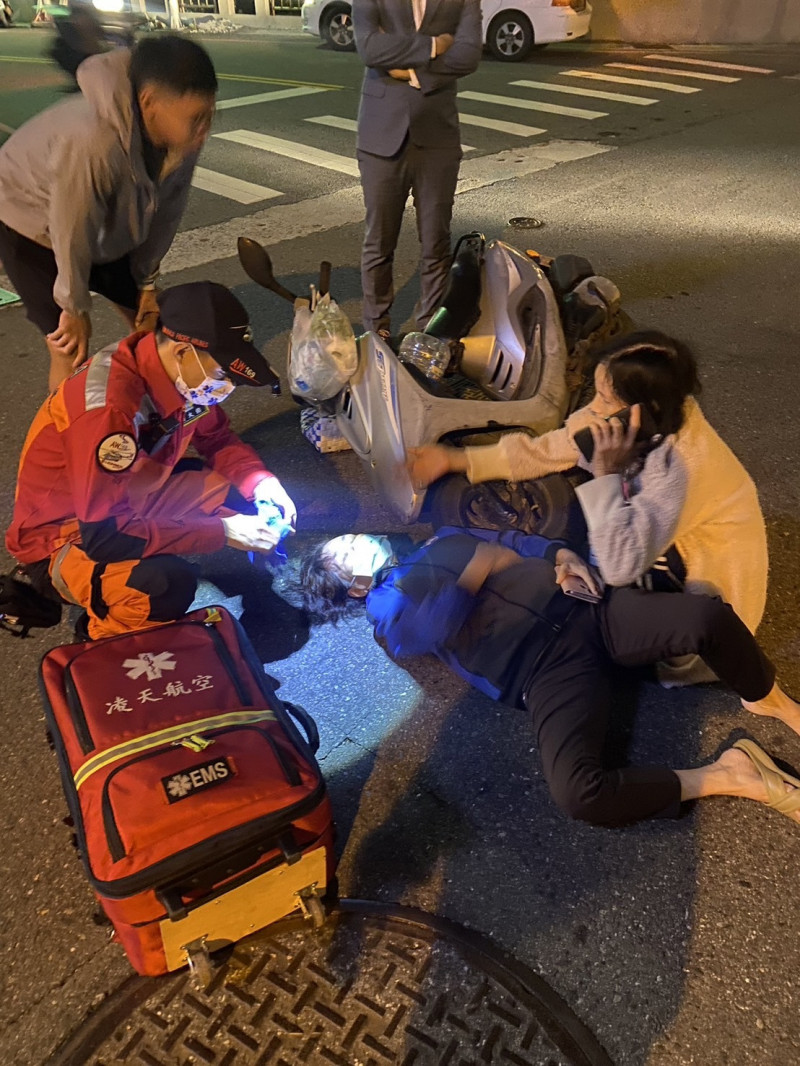 凌天航空空中救護士洪大鈞，搖身一變成為馬路小天使。（洪大鈞提供）