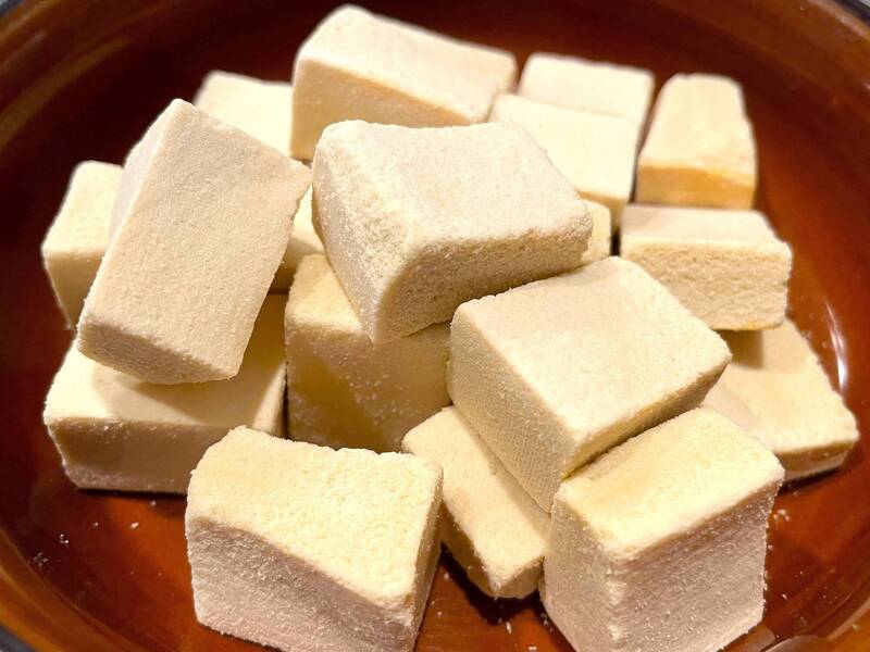 楊哲雄說，凍豆腐是由板豆腐經冷凍的產物，所以水分較少，同重量下營養也相對較高；示意圖。（圖取自photoAC）