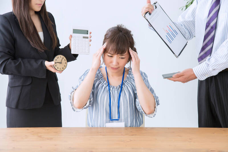 資訊過載易致產生「資訊焦慮」和「資訊疲勞症候群」，而錯失恐懼症更會影響上班族的身心健康；圖為情境照，圖中物與本文無關。（圖擷取自photoAC）