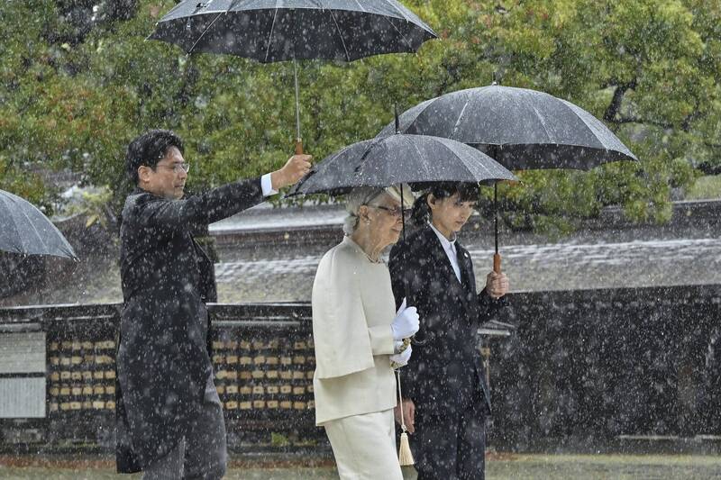 日本上皇后美智子（中）近期驚傳在家中跌倒，導致右大腿骨折，引發高齡者跌倒受傷之關注。（AP）
