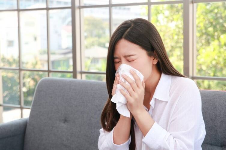 中醫表示，許多人換季，因氣溫變化大，早晚溫差明顯，容易引起感冒或呼吸道不適；圖為情境照。（圖取自freepik）