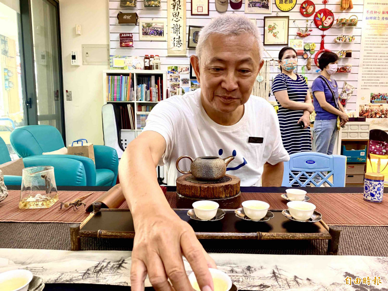 中市退休主管前進日照據點 為失能長者司茶