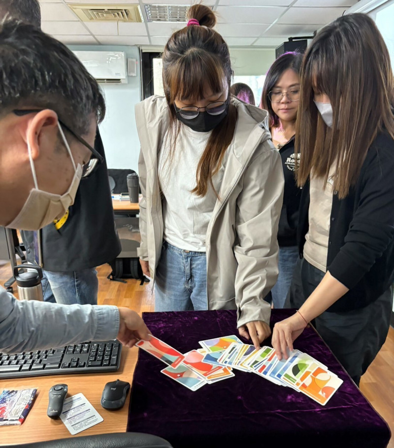 學員在心理課程中抽取牌卡，了解心理分析取向。（基隆市衛生局提供）