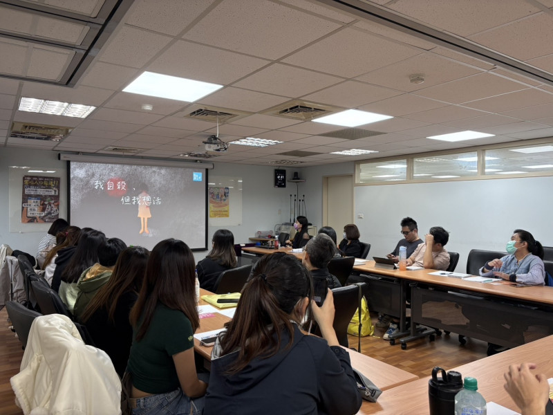 基隆市針對長照人員舉辦「長照專業人員心理健康及壓力調適」課程，邀請諮商心理師陳文婷上課，與學員共同討論自殺防治及情緒處理。（基隆市衛生局提供）