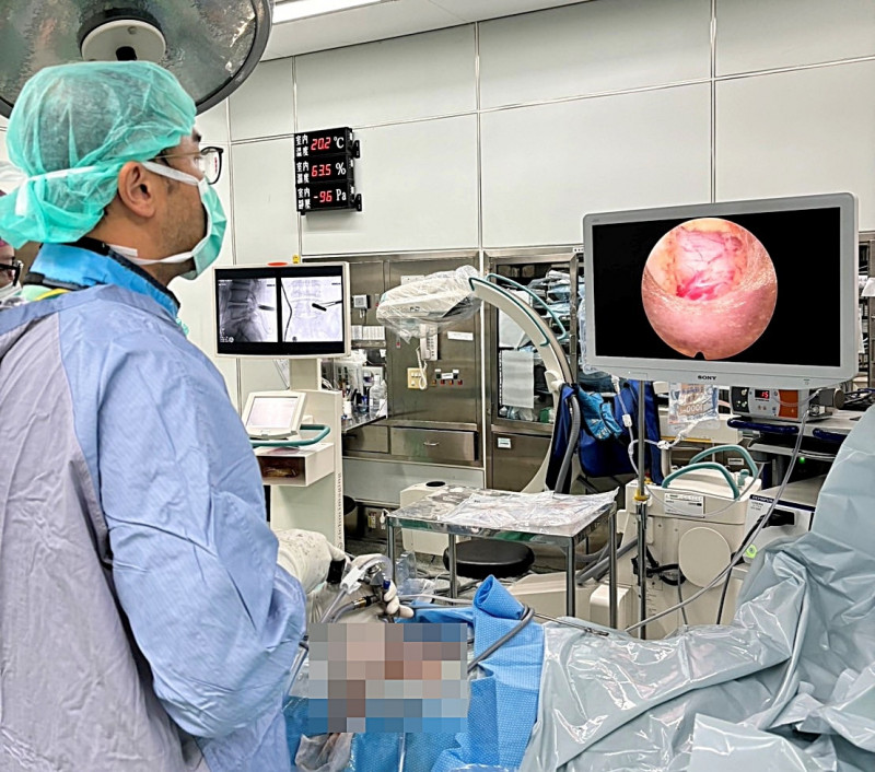 台中陳姓民眾腰痠腿麻，李建穎主任為他進行微創脊椎內視鏡減壓手術，讓他術後2週就恢復正常行走能力。（記者陳建志翻攝）
