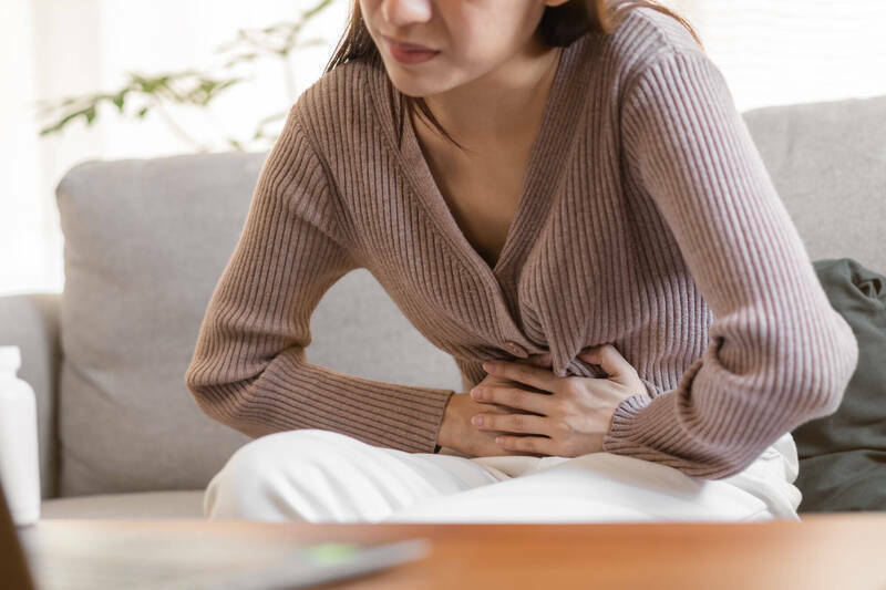大腸癌造成的腹痛、排便習慣改變等症狀，時常與一般的腸胃道疾病混淆；情境照。（圖擷取自shutterstock）