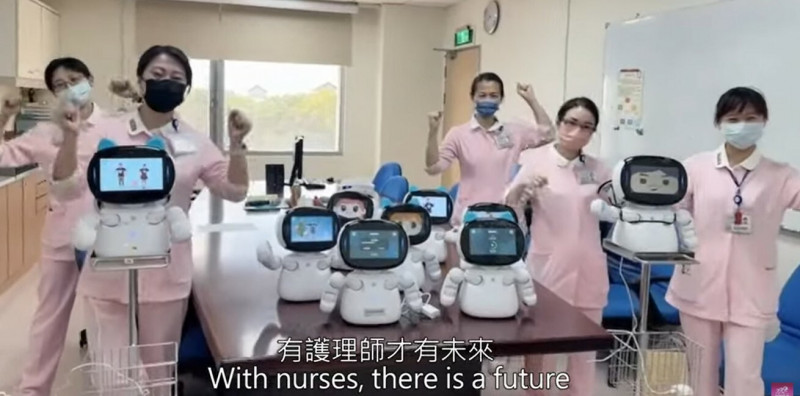 台大雲林分院護理師透過程式編排設計互動式衛教機器人凱爾，傳遞疾病照顧問題、衛教等資訊。（台大雲林分院提供）