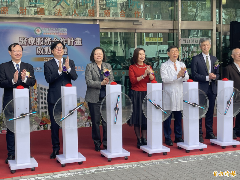 高雄市立大同醫院跨年完成交接，長庚接手將打造重度級急救責任醫院，市長陳其邁（左二）、長庚醫療財團法人王瑞慧（左三）董事長均出席觀禮。（記者黃良傑攝）