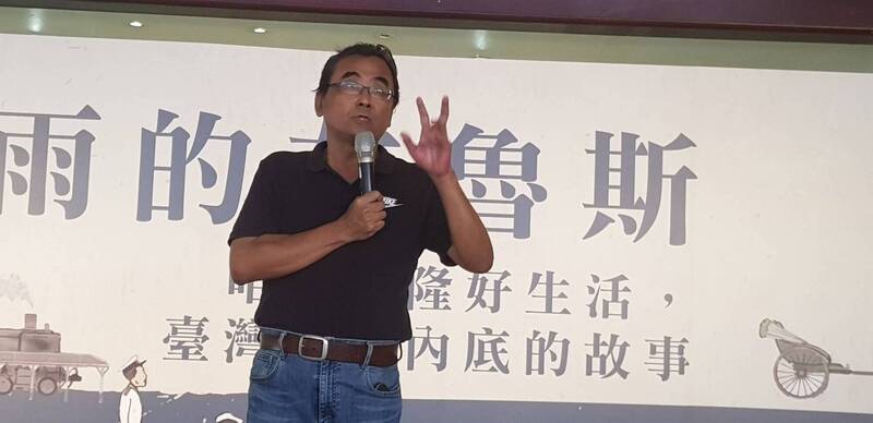魚夫在記者會上分享自己的書籍創作理念。（資料照）