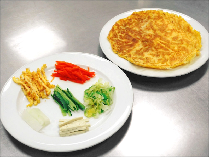 ▲蛋皮、切細的蛋絲、板豆腐絲及小黃瓜絲等，都是適合長輩食用的食材。（小港醫院提供）