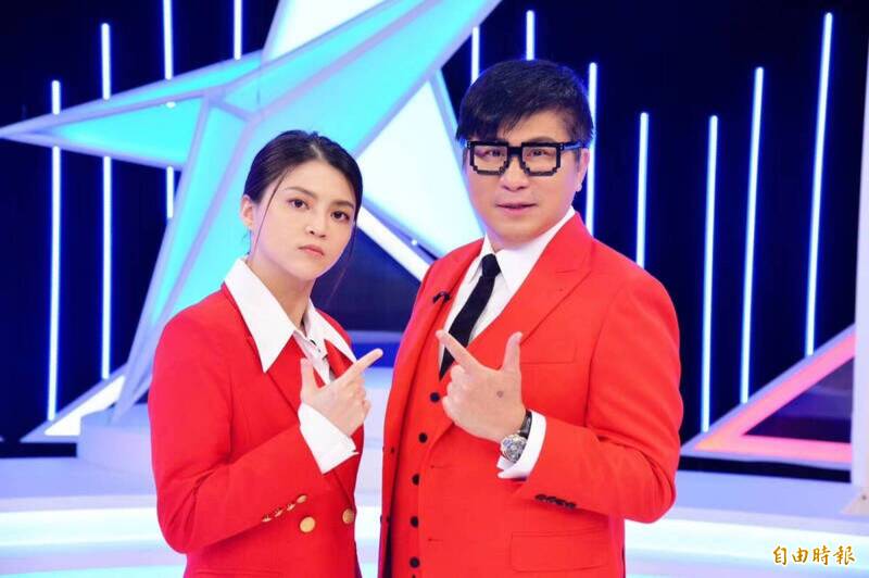 藝人葉欣眉（左）與胡瓜（右）曾主持歡樂智多星。（資料照）
