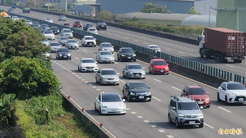 清明連假第一天，國道1號彰化南下路段又見塞車，時速不到40公里。（記者劉曉欣攝）