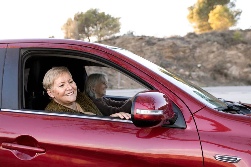 高齡75歲的邱男開車出行時，時常腦中一片空白，甚至發生過紅燈來不及剎車、搞錯油門與剎車等情形。示意圖，圖中人物與新聞無關。（圖取自freepik）