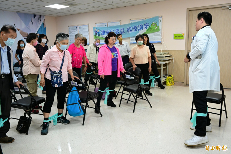 5旬婦提菜手痠爬樓梯腿軟 竟是肌少症上身