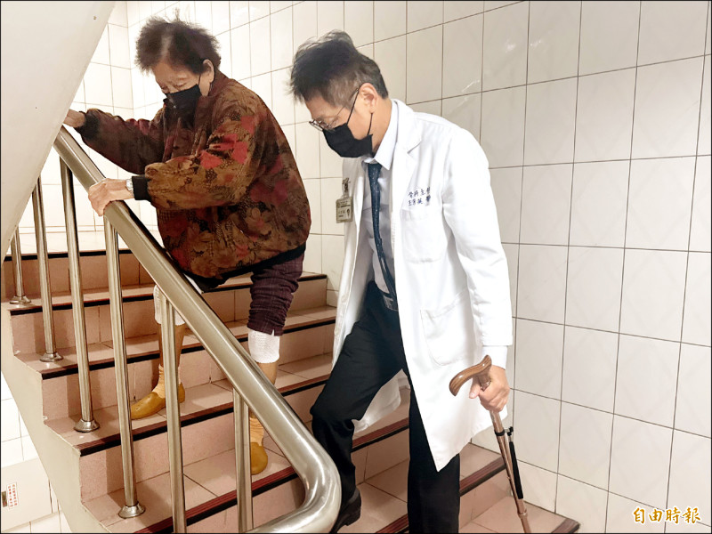 91歲嬤置換人工膝關節 可爬樓梯能深蹲