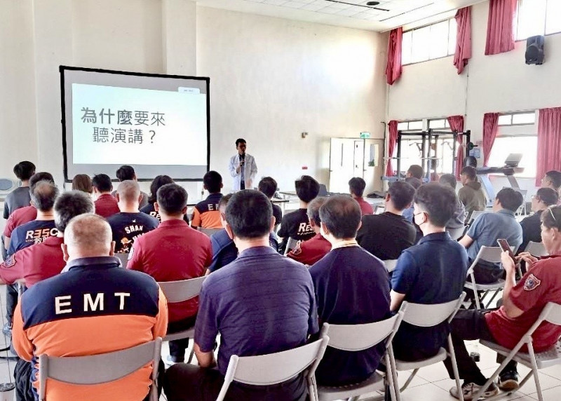 骨科醫師陳建宏（站立者）到南市消防局分享常見骨科傷病問題，指導正確的預防與治療觀念。（陳建宏骨科診所提供）