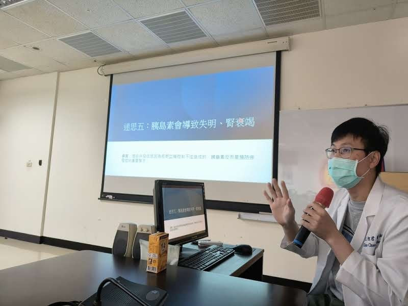 新陳代謝科王旭君醫師向糖友們說明，糖尿病正確用藥觀念。（澎湖醫院提供）
