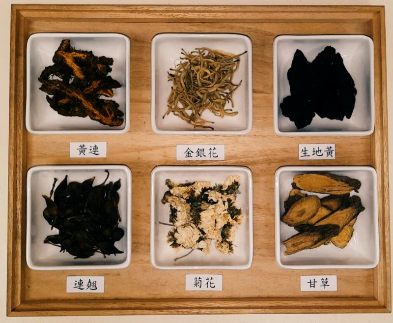 中醫師江驊修表示，對青春痘患者可依個人體質選用清熱解毒、疏風清熱、燥濕作用的中藥，協助降低體內火氣、改善痘痘症狀。（台南市立醫院提供）