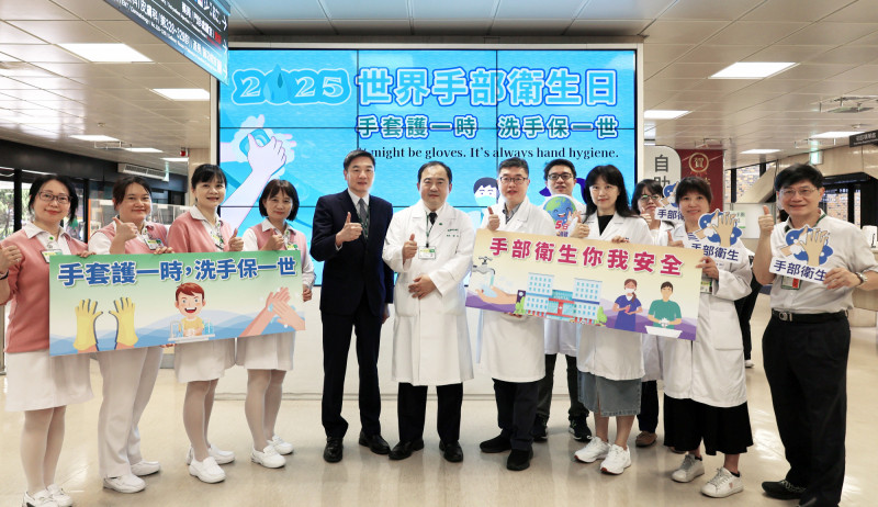 國泰醫院院長簡志誠（ 左六）率領主管們響應世界手部衛生日宣導活動。（國泰醫院提供）