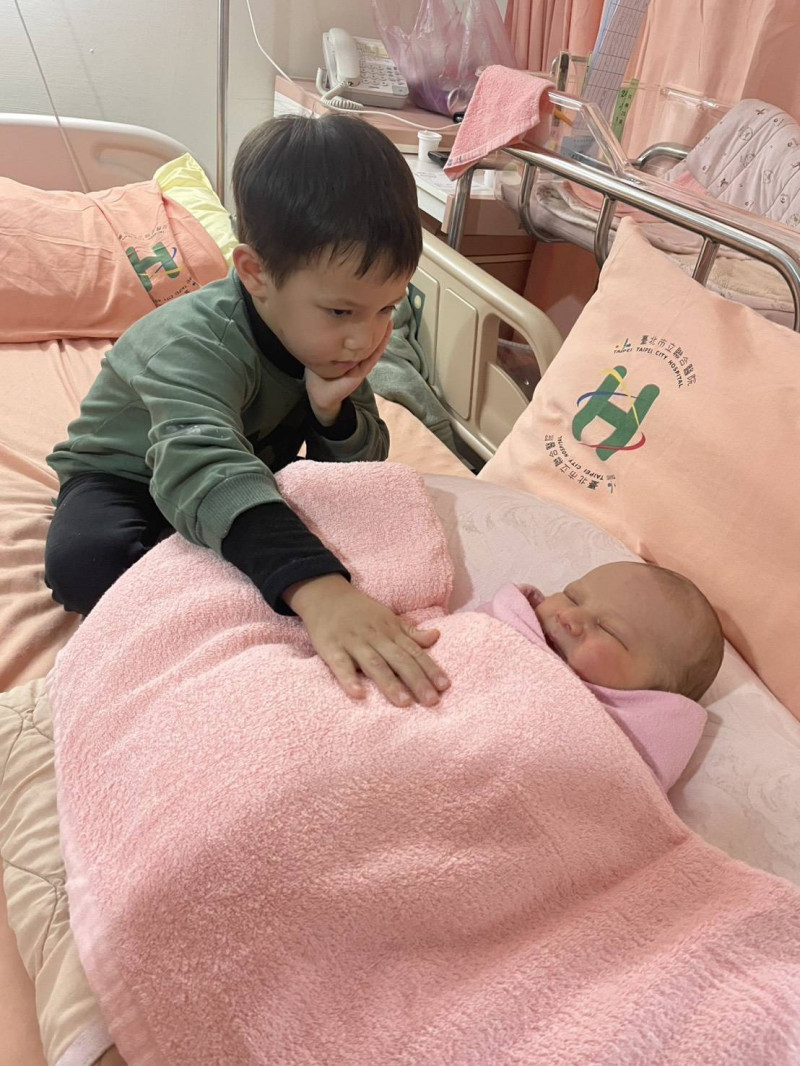 生產過程中，蔡女兒子親手為弟弟進行斷臍，並由助產師引導小朋友進行胎盤拓印畫作，記錄這格具意義的時刻。（記者劉詠韻翻攝）