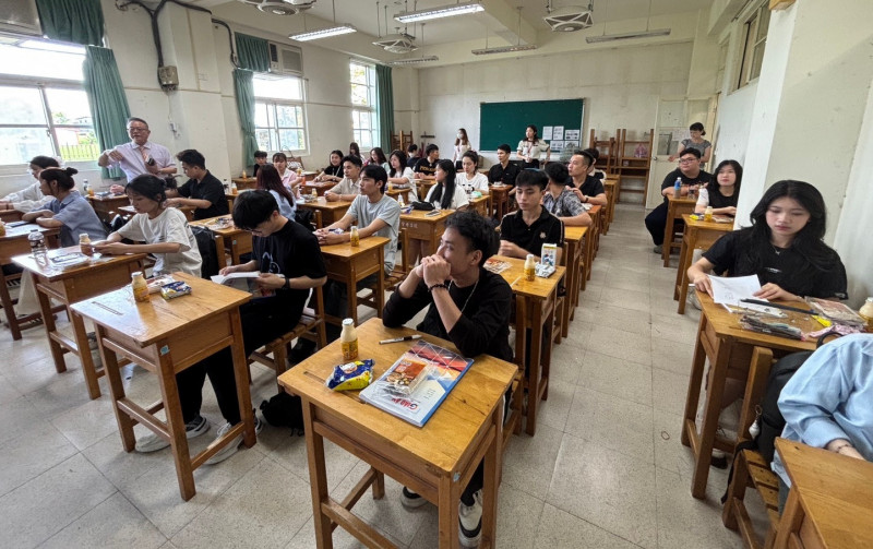 聖母醫專國際長照專班學生畢業後，將獲頒副學士學位。（聖母醫專提供）