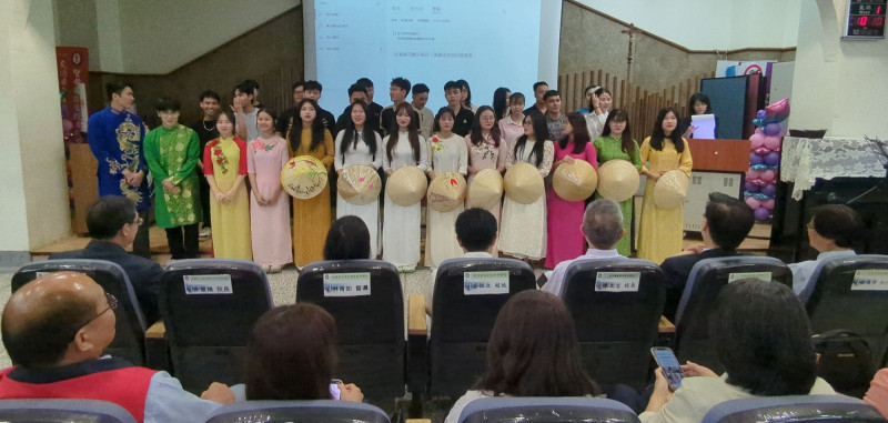 出席合作意向書簽署儀式的國際長照專班越南學生，以家鄉歌曲迎賓。（圖由聖母醫專提供）