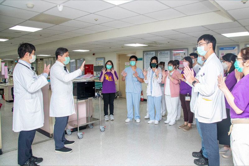 彰基致力於洗手運動的推廣，深知洗手是保護病人最有效的方法，攜手實踐「手套護一時，洗手保一世」的理念。（彰基提供）