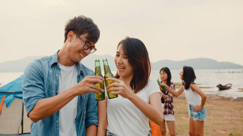 夏天舉杯暢飲，小心更容易酒醉。醫師引述日本最新研究指出，炎熱氣候會讓肝臟解酒能力下降，加上高溫脫水，血液濃縮的情況喝酒更容易醉；情境照。（圖取自freepik）