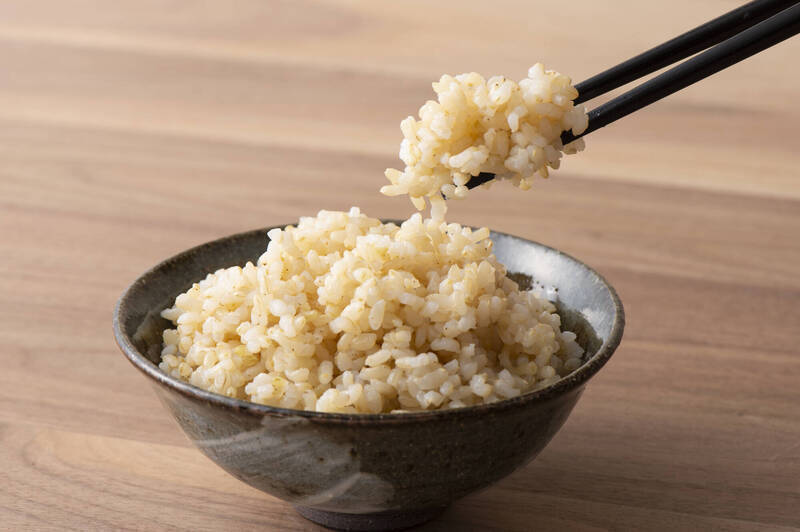 洪泰雄指出，想穩定血糖，日常可選擇低GI主食：如糙米、地瓜、薏仁、燕麥等；圖為情境照。（圖取自freepik）