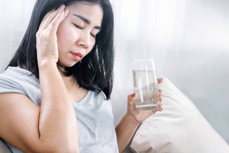 「腦疲勞」並非一般的疲憊，而是源自大腦功能失調的警訊；圖為情境照，圖中人物與本文無關。（圖擷取自shutterstock）