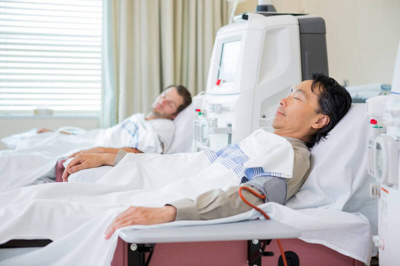接受透析治療，也要小心防範因為低血糖而導致低血壓；圖為情境照，圖中人物與本文無關。（圖擷取自shutterstock）