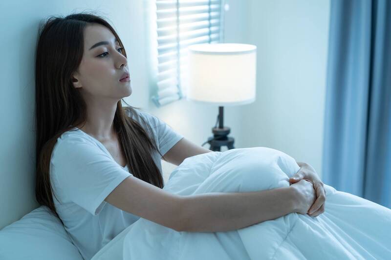 醫師提醒，容易感到疲倦、憂鬱、活力及反應力變差，可能是甲狀腺低下症狀之一；情境照，圖中人物與本文無關。（圖取自shutterstock）
