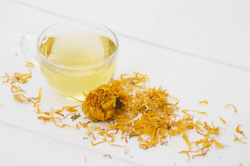 羅可雯醫師指出，「桑菊檸檬茶」可疏散風熱，替代高糖飲料，幫助緩解空調房中的乾燥不適；圖為情境照。（圖取自freepik）