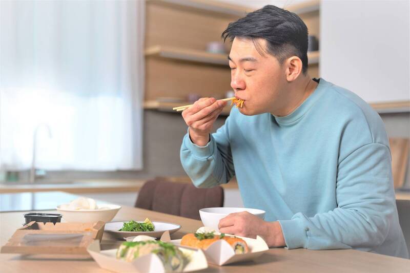 醫師表示，不吃早餐，容易使午餐時間肚子餓，反而更容易暴飲暴食，最後不但沒變瘦，還讓腸胃更累；情境照，圖中人物與本文無關。（圖取自freepik）