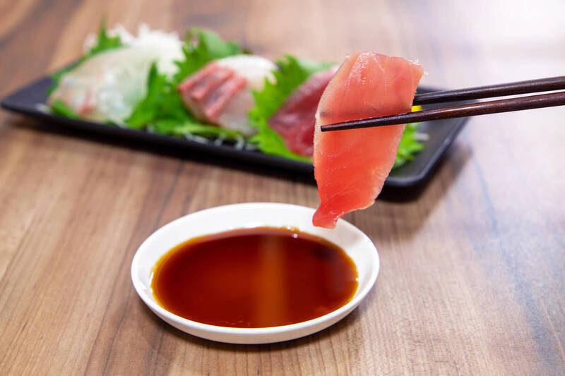 健康網》夏天小心食物中毒！ 營養師：４大生食風險一次看