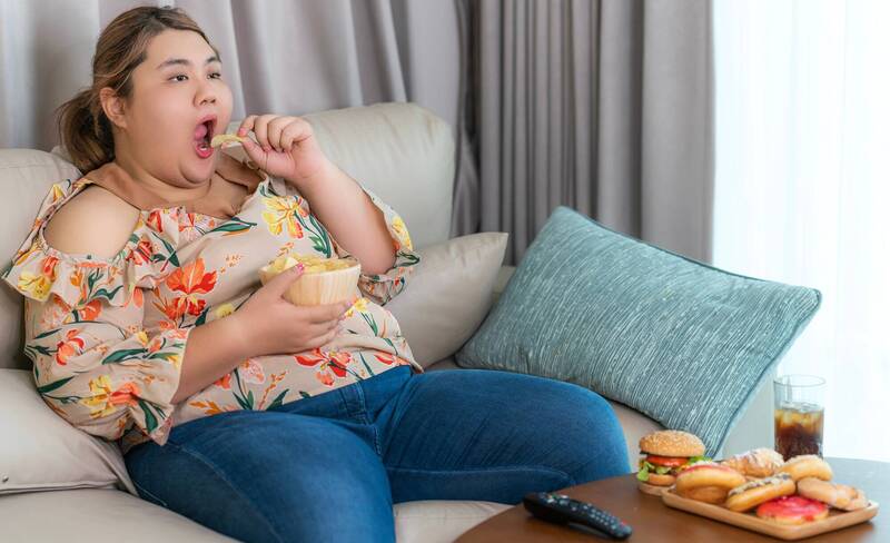 營養師提醒，不少人在壓力大時，會忍不住攝取高糖、高熱量的食物來紓壓，不僅讓減重進展停滯，甚至反彈；圖為情境照，圖中人物與本文無關。（圖擷取自shutterstock）