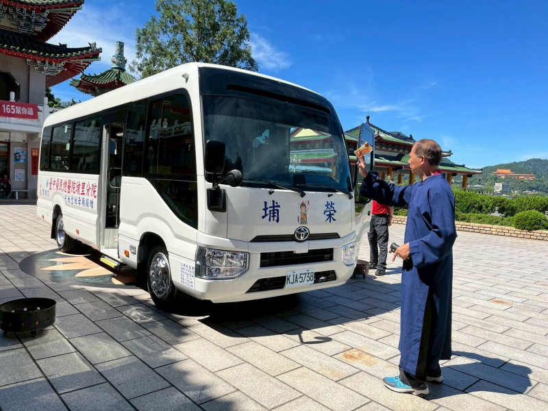 地母廟慨捐中巴 助中榮埔里分院免費就醫接駁