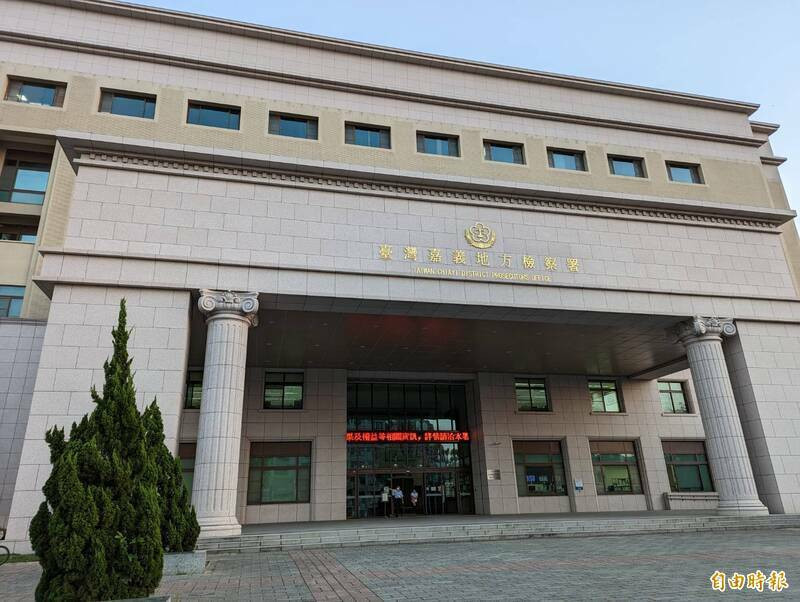 嘉義男子誤以為被掛電話 腳踢2名護理師被起訴