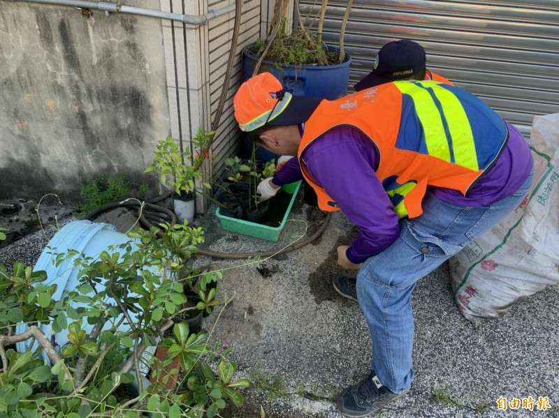 颱風過後積水容器大增,恐衍生登革熱疫情,南市環保局呼籲市民加強清理住家內外積水容器。(記者蔡文居攝) 颱風過後積水容器大增,恐衍生登革熱疫情,南市環保局呼籲市民加強清理住家內外積水容器。(記者蔡文居攝)