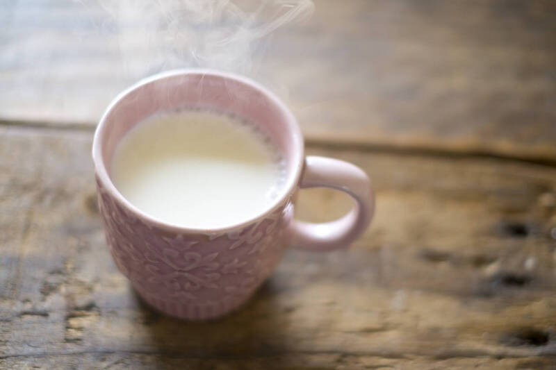 營養師說，喝牛奶造成的腹痛，常與酪蛋白、乳清蛋白敏感、乳糖不耐症相關，想減緩不適，可試試將牛奶加熱後飲用；示意圖。（圖取自photoAC）