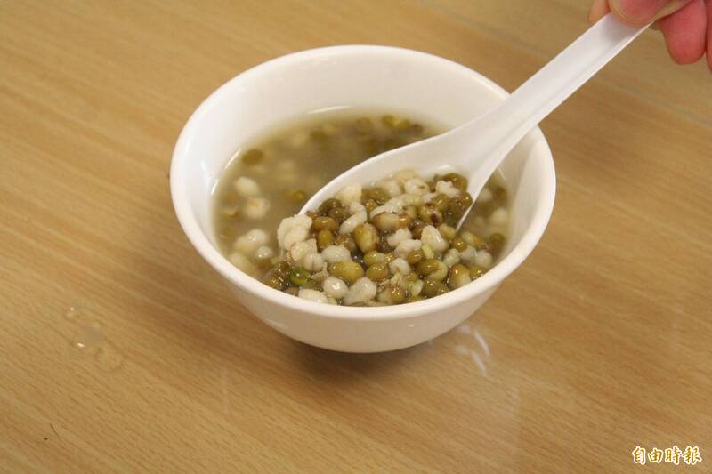 中醫指出，綠豆薏仁湯有助於祛濕消暑。（資料照）