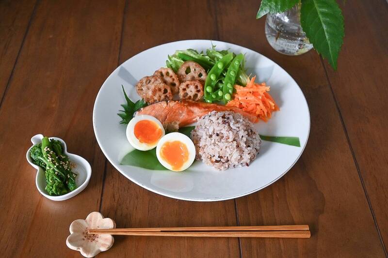 鮭魚富含Omega-3可維護視神經健康,減少乾眼症狀。而胡蘿蔔(β-胡蘿蔔素)可轉化為維生素A,幫助夜間視力與眼球免疫;示意圖。(圖擷取自photoAC)