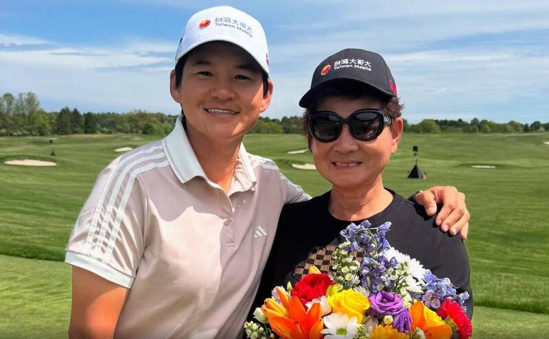 前世界高爾夫球后曾雅妮(左)重返LPGA賽事,媽媽愛相隨,這也是她歷經憂鬱症、髖關節疼痛之後,打進英國公開賽決賽。(取自曾雅妮IG) 前世界高爾夫球后曾雅妮(左)重返LPGA賽事,媽媽愛相隨,這也是她歷經憂鬱症、髖關節疼痛之後,打進英國公開賽決賽。(取自曾雅妮IG)