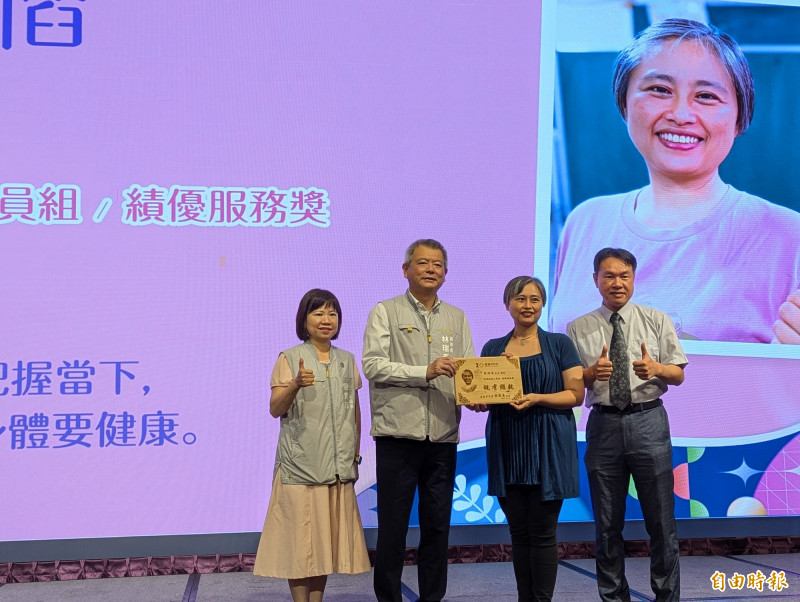 鋼琴老師廖時慆(右二)轉投入長照行列,擔任照顧服務員今獲績優服務表揚。(記者王善嬿攝)