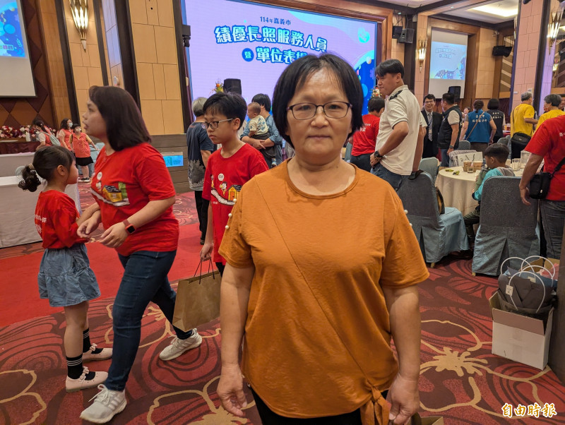 60歲陳秀敏投入照顧服務已20年,專業又有耐心,讓她愈做愈開心。(記者王善嬿攝)