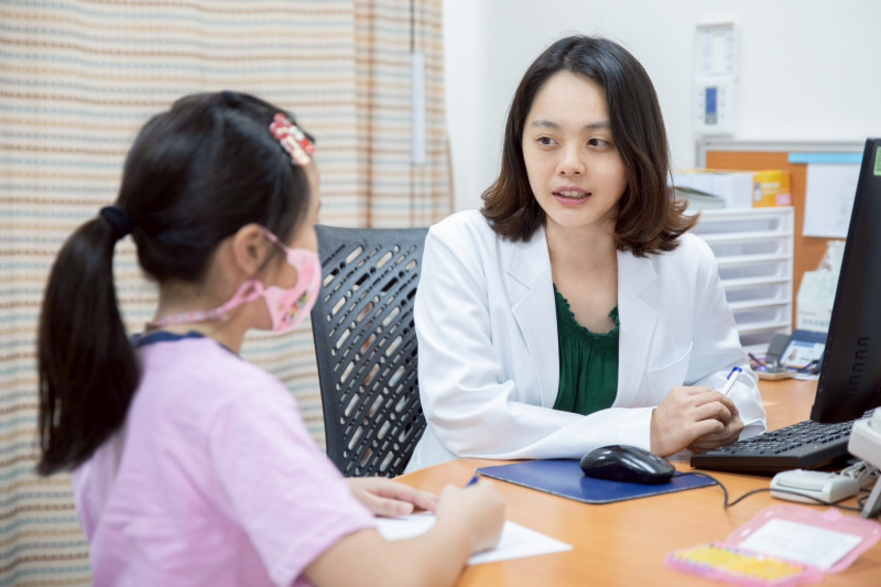 多數家長發現孩子在教室「坐不住」 以為無心學習,但國立陽明交通大學附設醫院精神科醫師黃鈺蘋表示,這些行為可能罹患注意力不足過動(ADHD)。(陽明交大附醫提供)