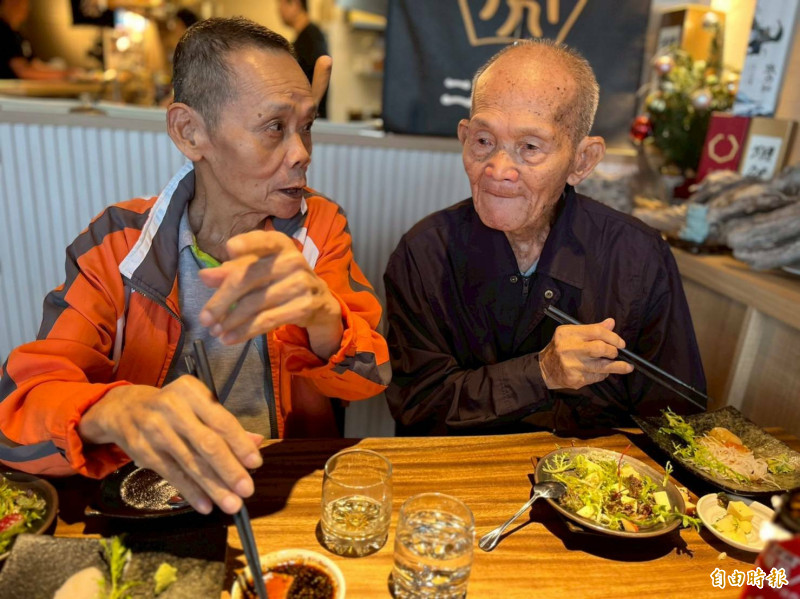 乾杯敬歲月！松柏園養護中心18位阿公 居酒屋用餐慶祝父親節
