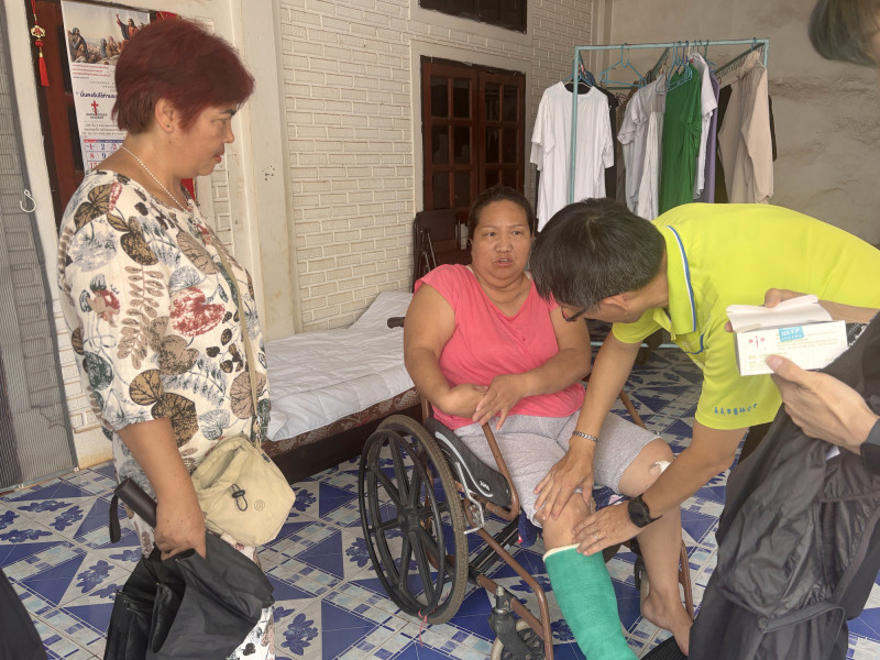 義診醫師與志工深入戶宅探訪泰北大谷地居民。（高雄基督教醫院提供）