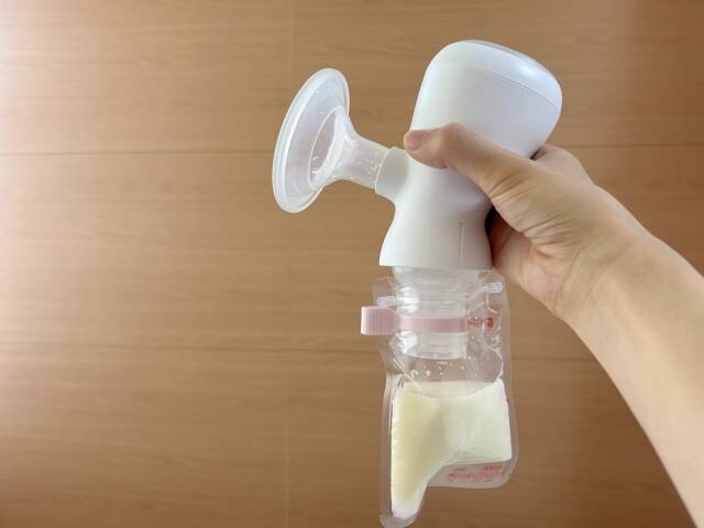 營養師林世航指出，現擠的母乳是最營養的狀態，但也不必過於擔心冷藏和冷凍的母乳，有營養流失的問題，可透過副食品來補充。（圖取自photoAc）